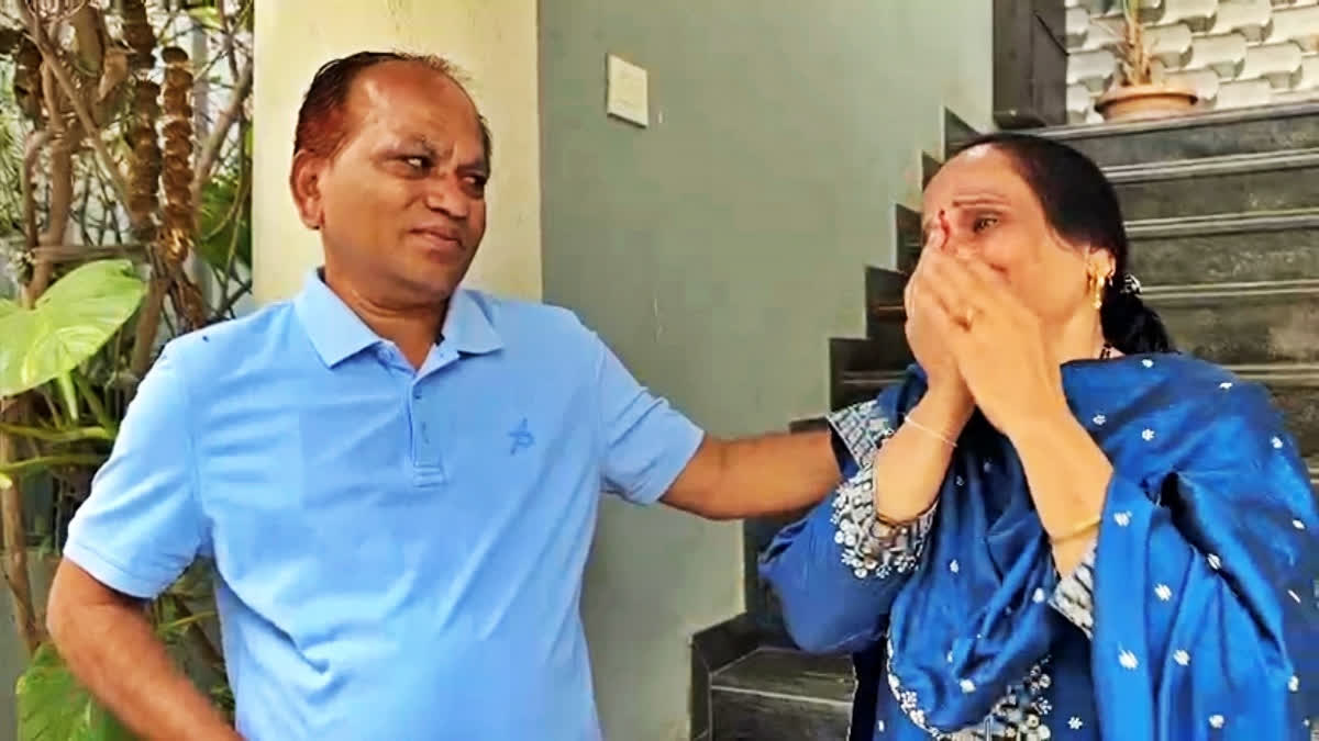अभिजीत डुबके के माता-पिता NEET आंदोलन की जीत पर रोये; कहा- '...इसका श्रेय छात्रों को जाता है' अभिजीत डुबके के माता-पिता की प्रतिक्रिया