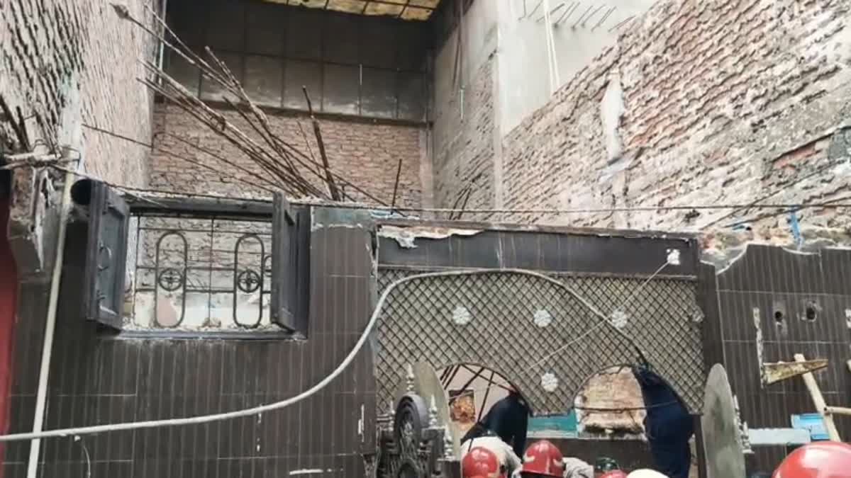 स्वरूप नगर में अचानक भरभराकर गिरी दो मंजिला इमारत