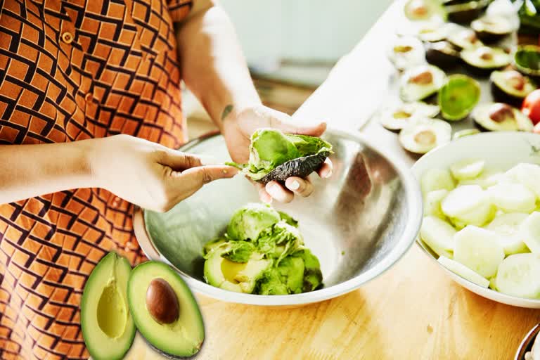 Eating an avocado daily can lower bad cholesterol levels in the blood; find out how from experts.