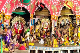 Devotees are seeing the rare golden attire suna Besha of Lord Jagannath in puri