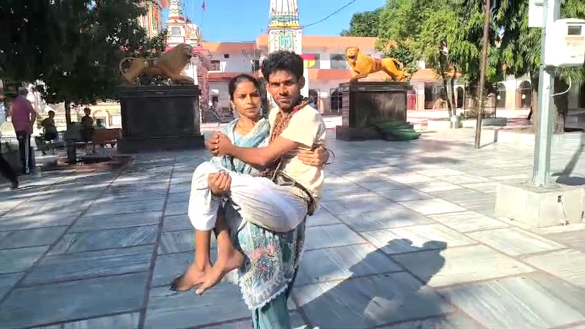 Asha undertook an arduous 180 km journey from her native place to Uttarakhand's Haridwar carrying her differently-abled husband, Sachin on her shoulders to offer holy water at the Lord Shiva Temple. Earning praise on the way, Asha arrived in Haridwar with Sachin and their kids recently.