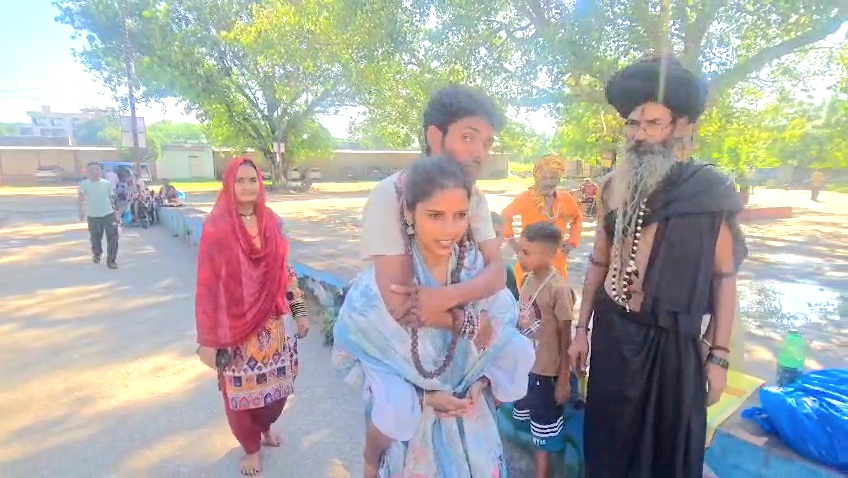 Asha undertook an arduous 180 km journey from her native place to Uttarakhand's Haridwar carrying her differently-abled husband, Sachin on her shoulders to offer holy water at the Lord Shiva Temple. Earning praise on the way, Asha arrived in Haridwar with Sachin and their kids recently.