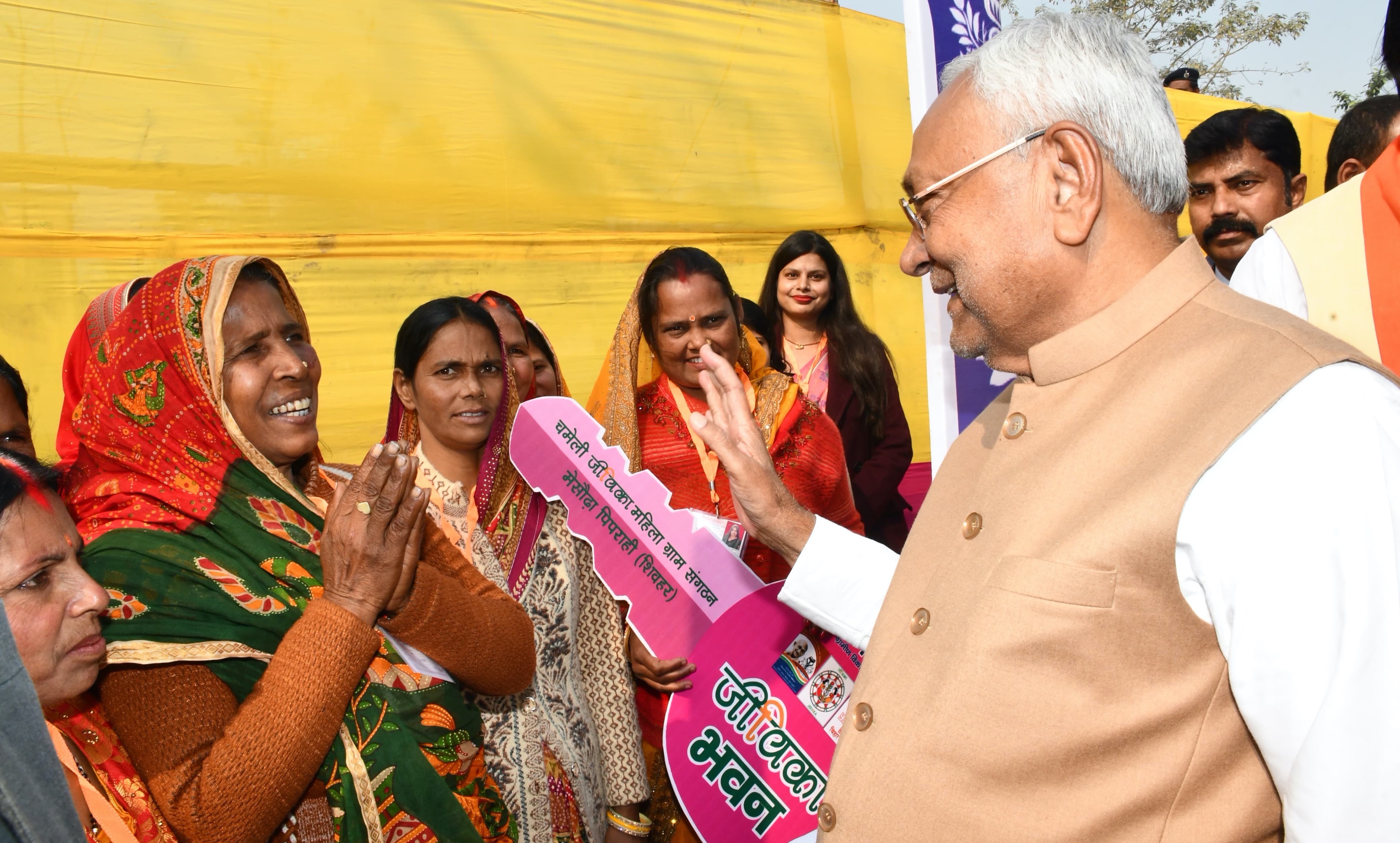 महिलाओं से बात करते नीतीश कुमार