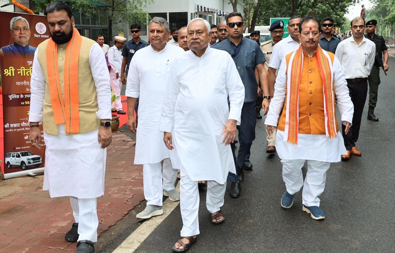 एनडीए मंत्री के साथ नीतीश कुमार