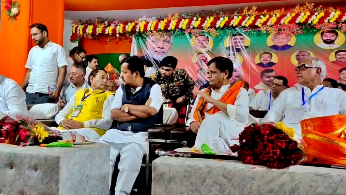 एनडीए कार्यकर्ता सम्मेलन के दौरान मंच पर बैठे बीजेपी के नेता