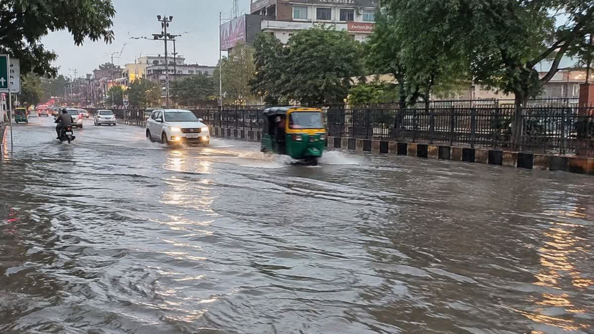 सी स्कीम इलाके में सड़क पर भरा पानी