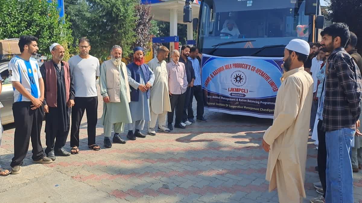 دودھ کی پیداوار بڑھانے کے لیے اننت ناگ کے کسانوں کاایک گروپ چنڈی گڑھ روانہ
