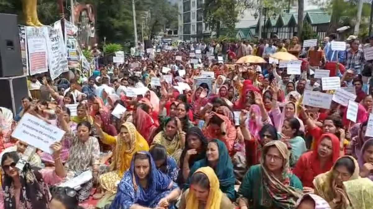 प्रदेश भर से आए आउटसोर्स कर्मचारी