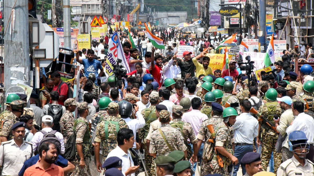 In Photos: Students Break Through Barricades In Bid To Gherao CM Residence, Police Use Water Cannons