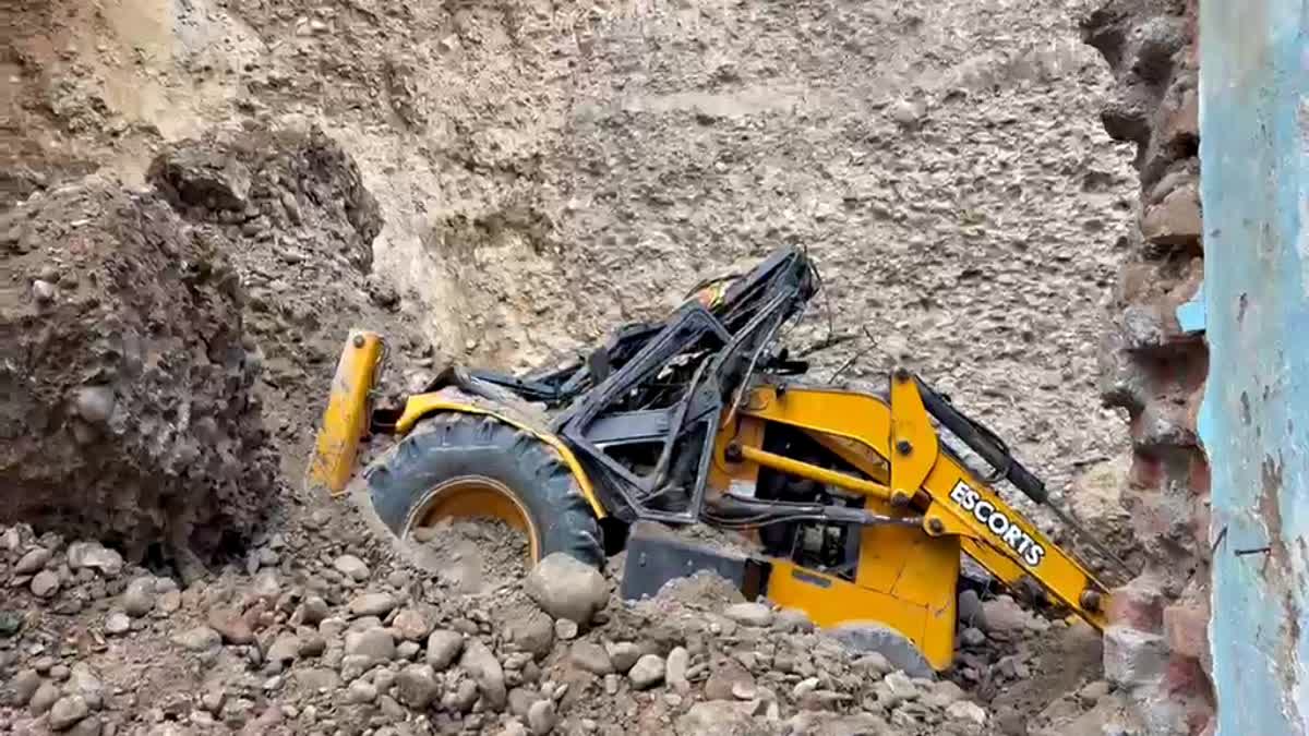 घुमारवीं के लदरौर में निर्माण कार्य के दौरान भूस्खलन