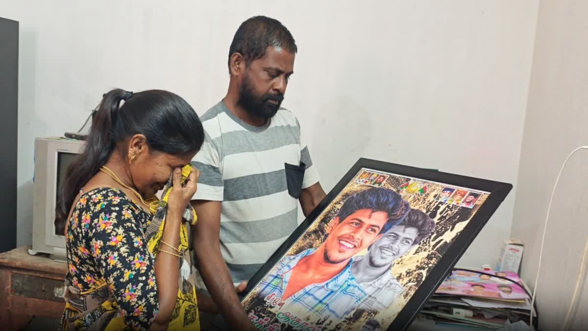 ஆகாஷ் டெலிஷன் புகைப்படத்தை பார்த்து கண்ணீர் வடிக்கும் தாய்