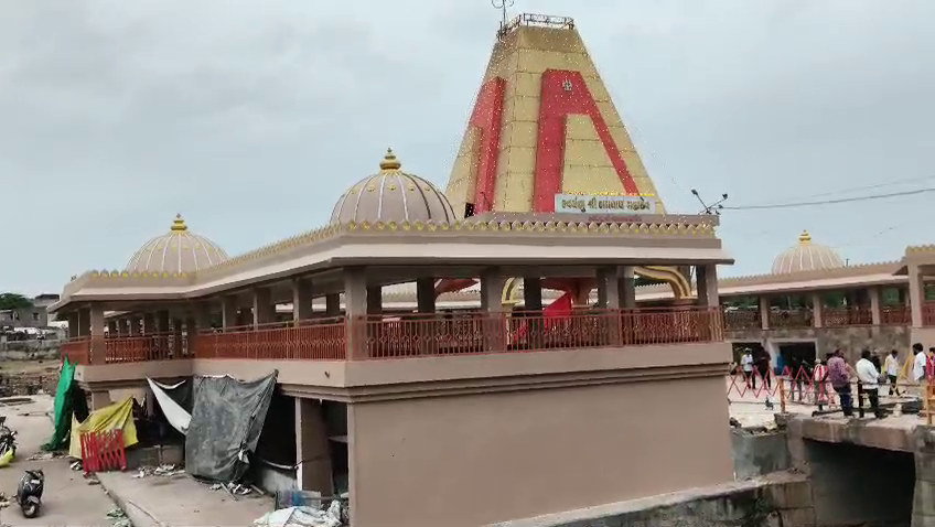 રામનાથ પરા વિસ્તારમાં આજી નદીની વચોવચ બિરાજમાન છે રામનાથ મહાદેવ