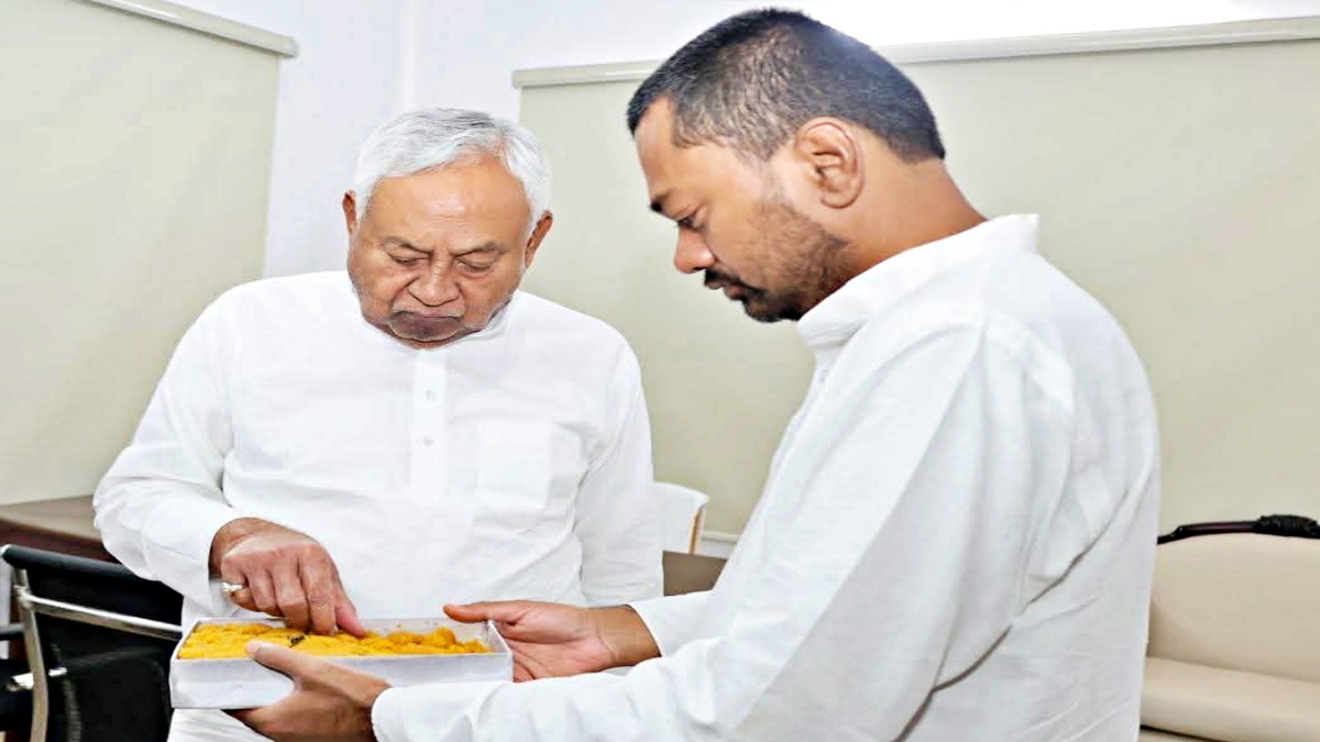 NISHANT OFFERED PRASAD TO NITISH