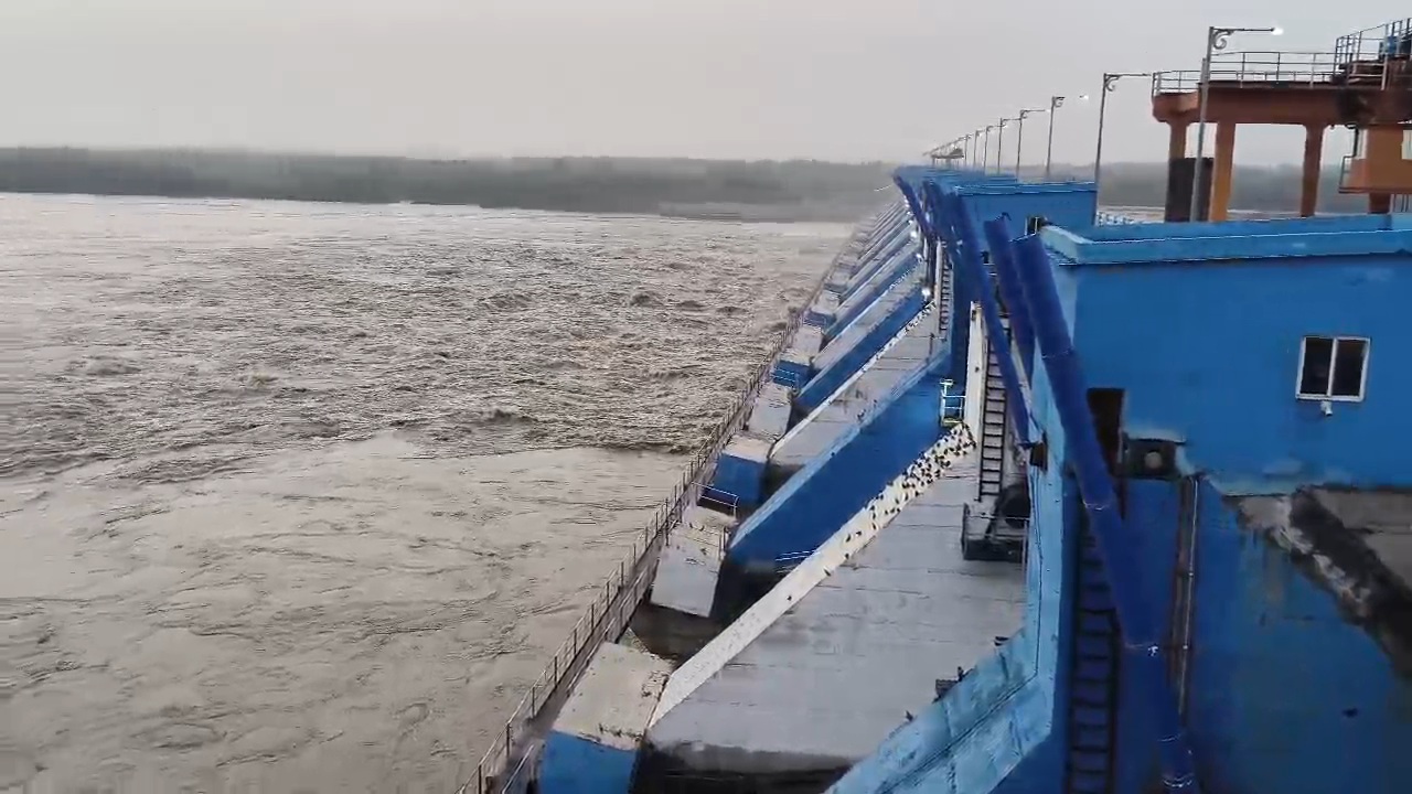 नौनेरा बैराज