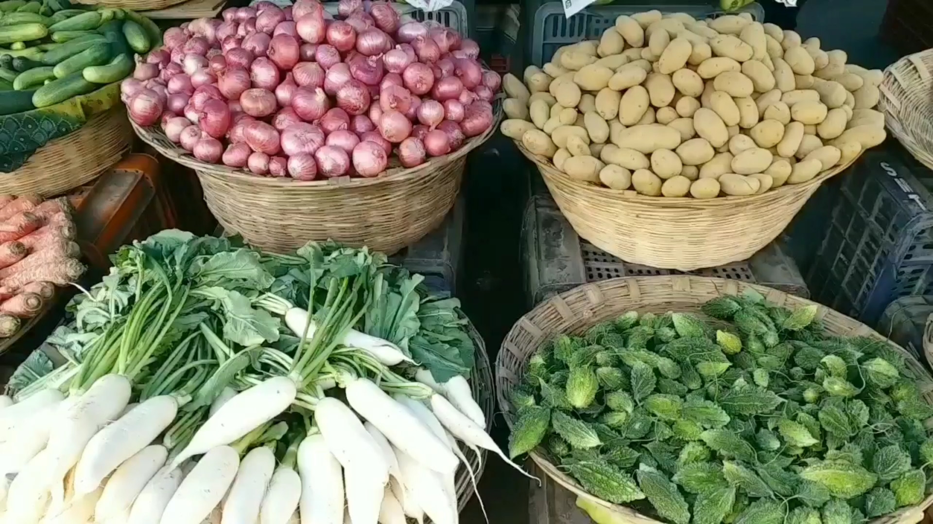 महंगाई से जनता की जेब ढीली थैला खाली, फल सब्जियों के दाम में उछाल