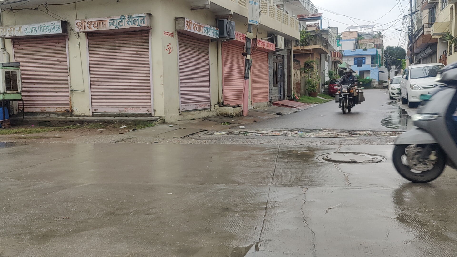 जयपुर में अल सुबह बारिश के बाद भीगी सड़क