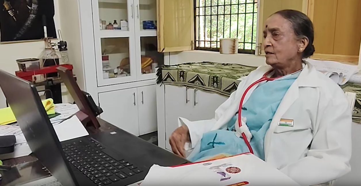 କ୍ଲିନିକରେ ବସିଛନ୍ତି ସୁବର୍ଣ୍ଣା