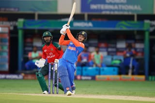 பந்தை சுழற்றி அடித்த இந்திய அணி வீரர்