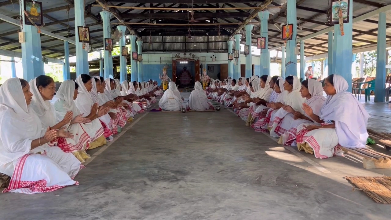 Zubeen Gargzubeen garg death females of Dibrugarh khowang offer Naam Prasanga at shree madhusudan namghar