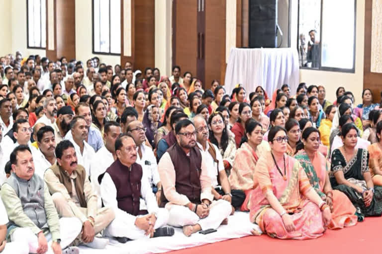 छत्तीसगढ़ में बीजेपी प्रभारी स्मृति ईरानी का पहला दौरा, अभनपुर में सीएम साय  के साथ सुनी मन की बात, कार्यकर्ताओं में भरा जोश