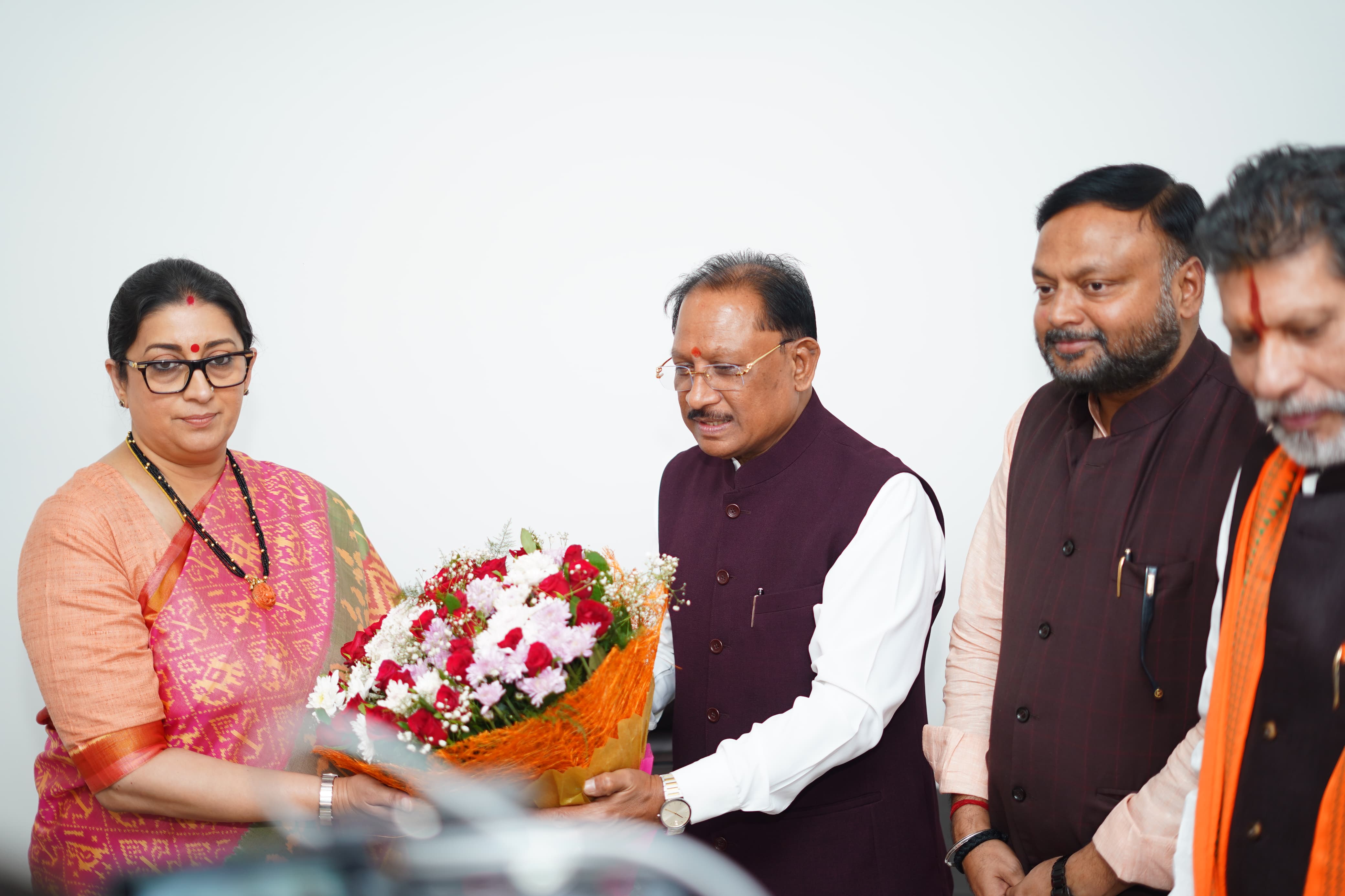 रायपुर पहुंचीं भाजपा प्रदेश प्रभारी स्मृति ईरानी, कुशाभाऊ ठाकरे परिसर में हुआ जोरदार स्वागत, कई बैठकों में होंगी शामिल