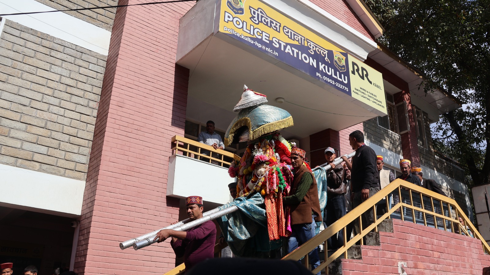 अंतरराष्ट्रीय कुल्लू दशहरा उत्सव: पुलिस थाना क्यों पहुंचे देवता अजयपाल ...