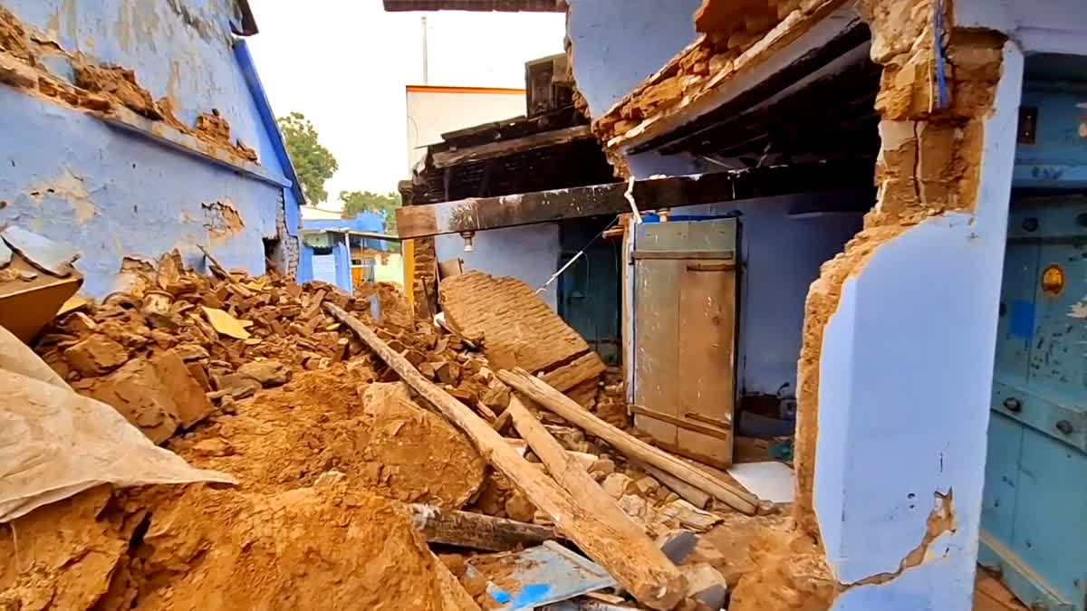 நெல்லையை புரட்டிப்போட்ட கனமழை... ஒரே நாளில் 15 வீடுகள் இடிந்து சேதம்!