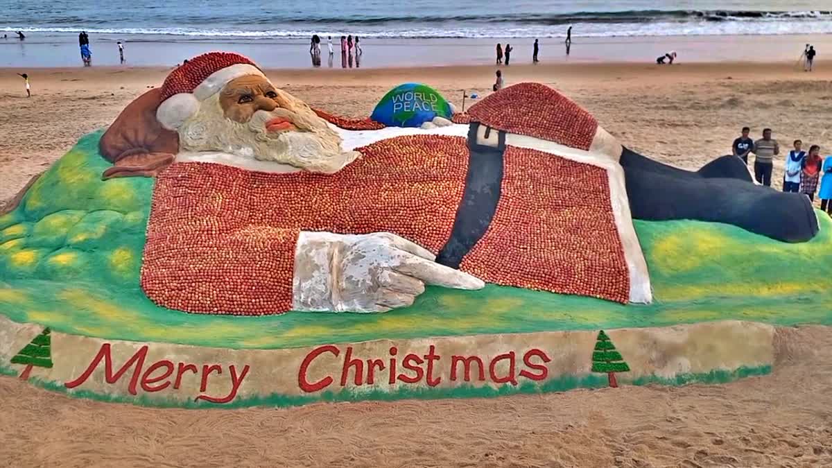 Sudarsan pattnaik creates Santa claus sculpture with 1500 kg of apples and sand