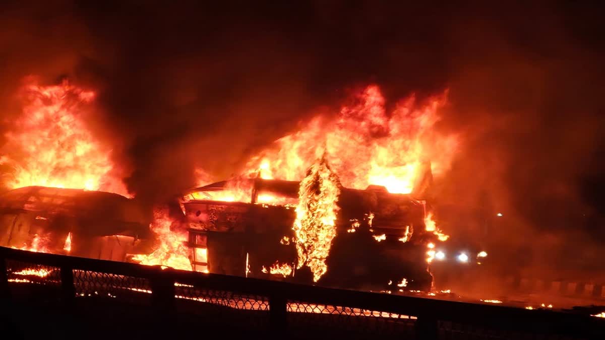 CHITRADURGA  BUS LORRY ACCIDENT KARNATAKA  ಚಿತ್ರದುರ್ಗ ಬಸ್​ ಅಪಘಾತ  ಮೃತದೇಹ