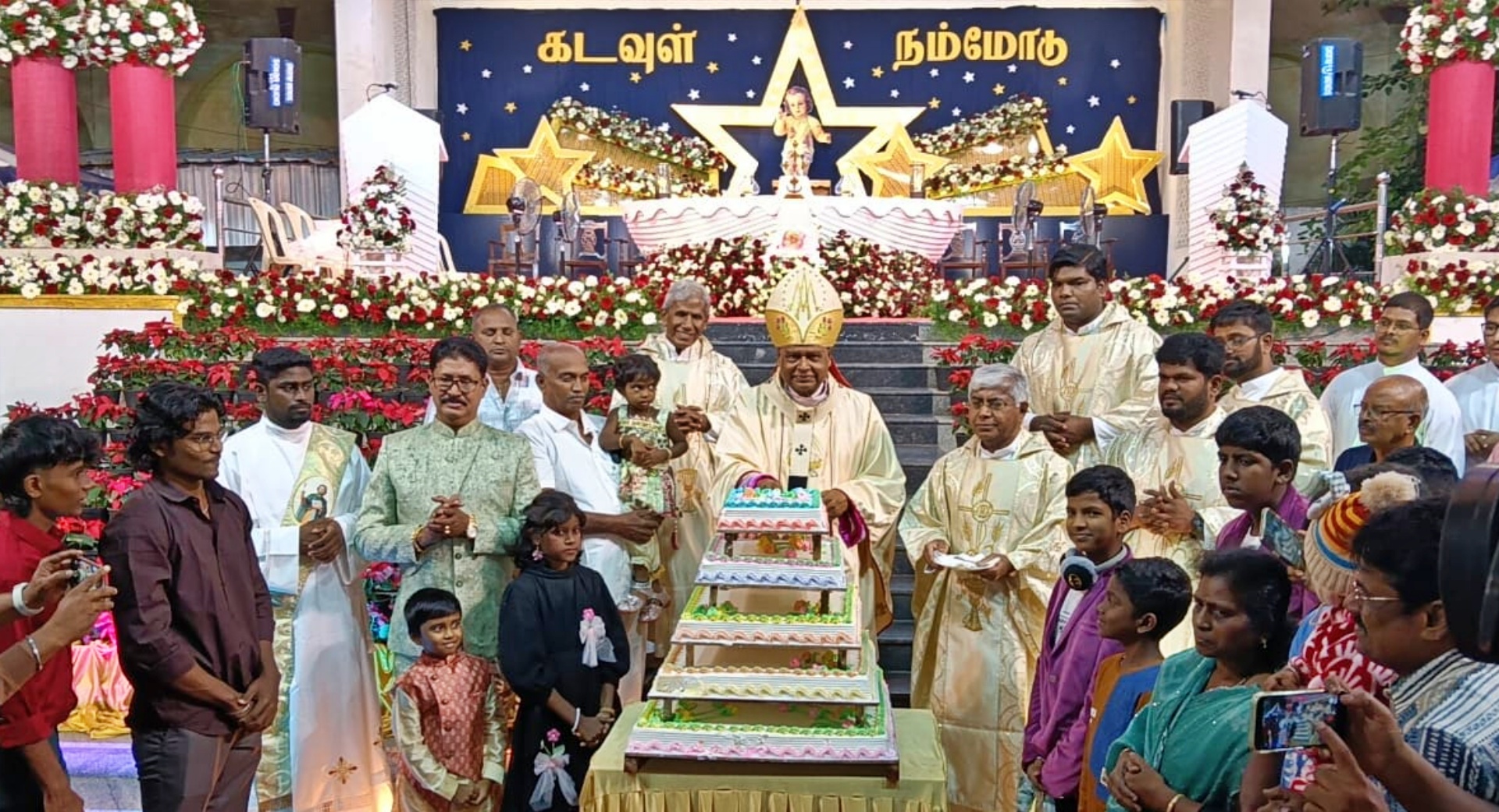 தேவாலயத்தில் கேக் வெட்டி கிறிஸ்துமஸ் கொண்டாடிய மக்கள்