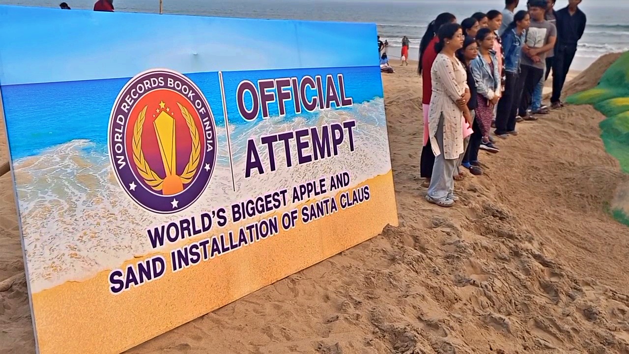 Sudarsan pattnaik creates Santa claus sculpture with 1500 kg of apples and sand
