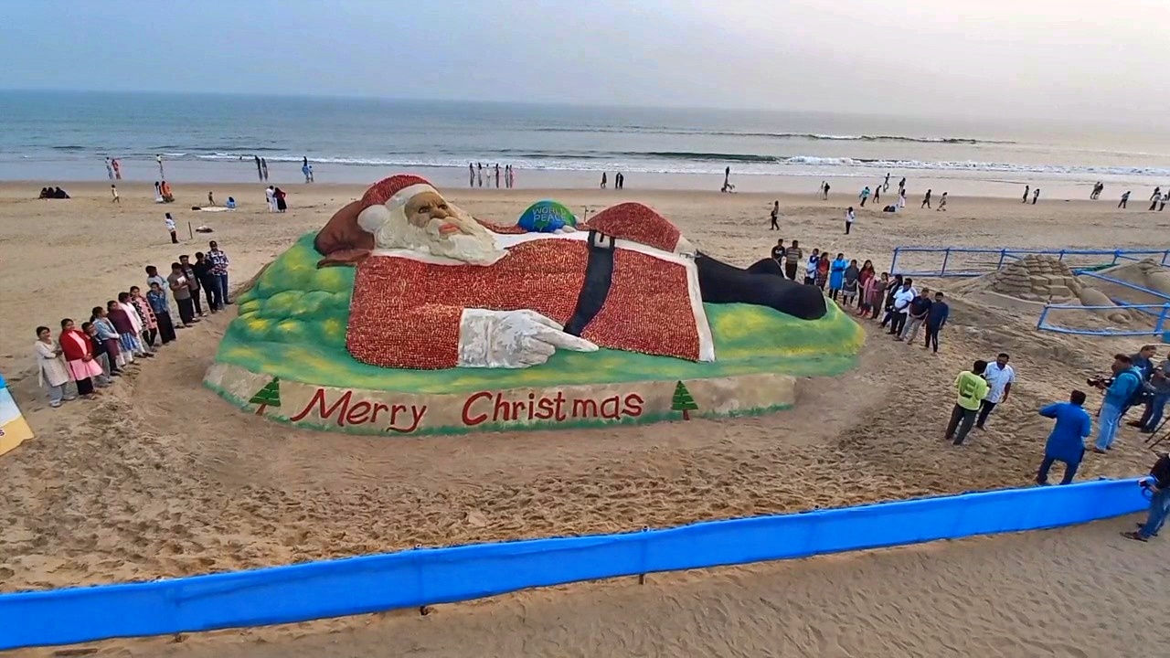 Sudarsan pattnaik creates Santa claus sculpture with 1500 kg of apples and sand