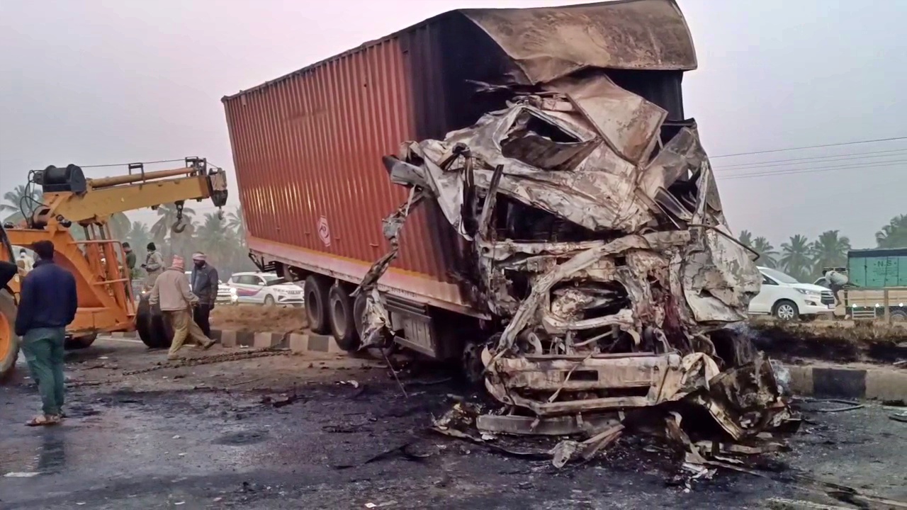 CHITRADURGA  BUS LORRY ACCIDENT KARNATAKA  ಚಿತ್ರದುರ್ಗ ಬಸ್​ ಅಪಘಾತ  ಮೃತದೇಹ