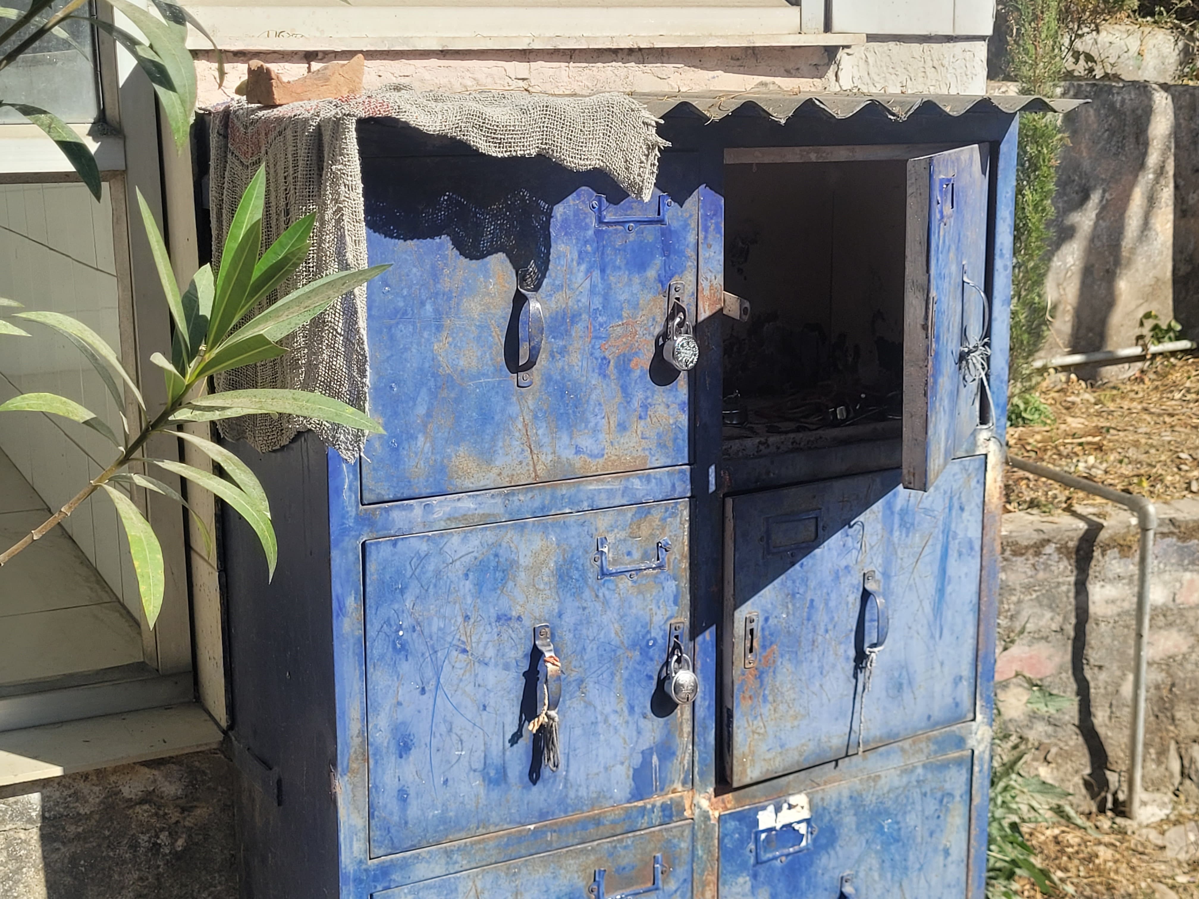 श्मशान घाट में बने लॉकर से अस्थियां चुरा ले गए चोर