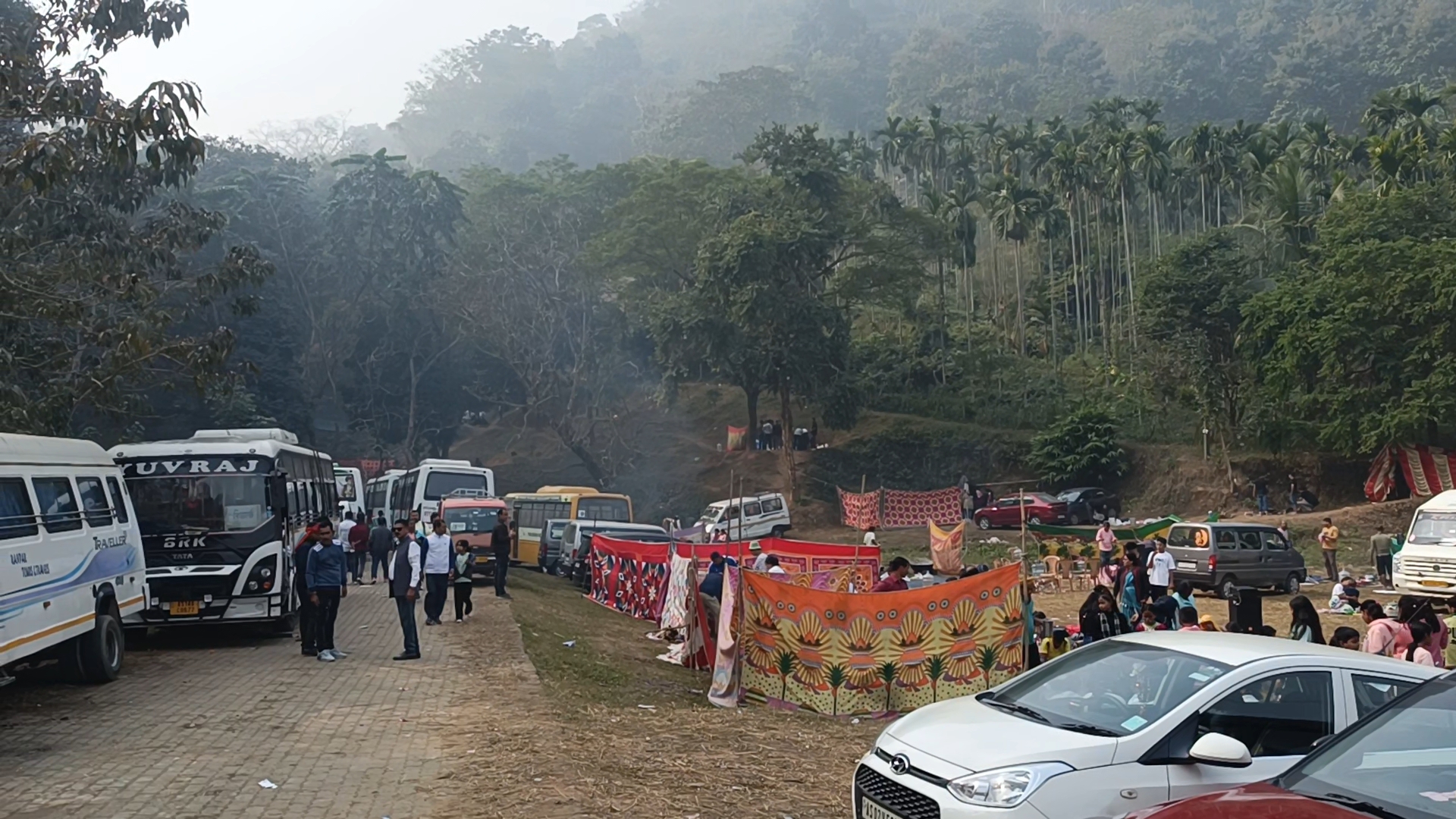 Many picnickers are enjoying the uninterrupted beauty of Dimoria