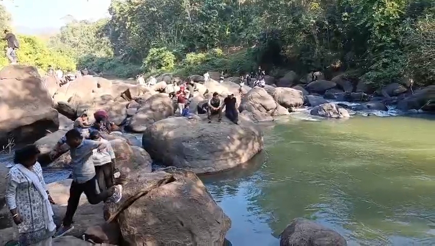 Many picnickers are enjoying the uninterrupted beauty of Dimoria