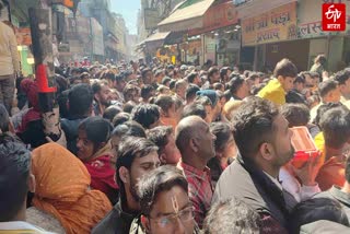 वृंदावन के मंदिरों में उमड़ी भीड़