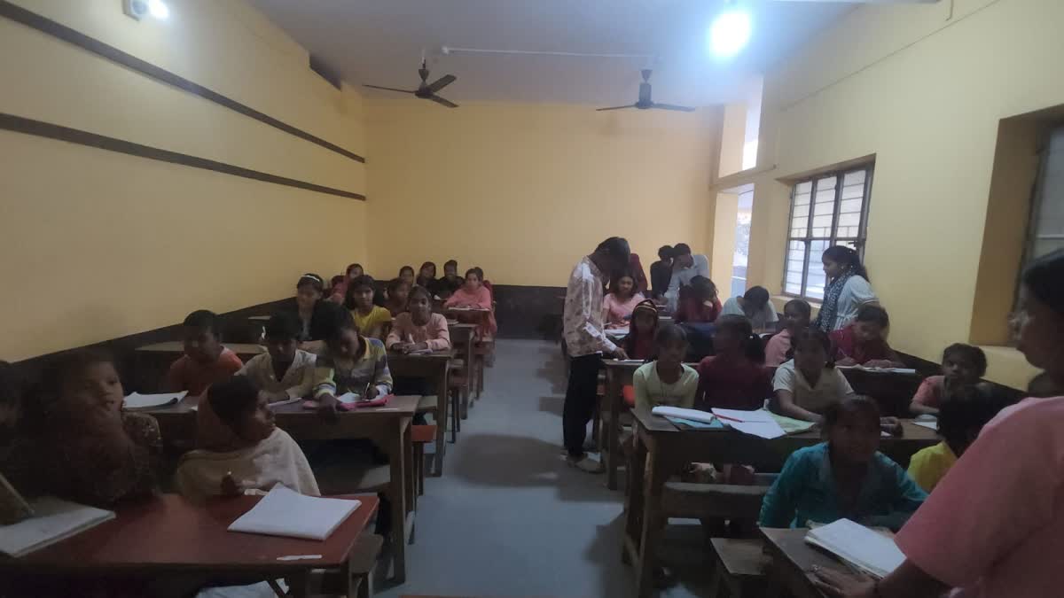 தனியார் பள்ளி வளாகத்தில் செயல்படும் பாக்கெட் மணி பள்ளி