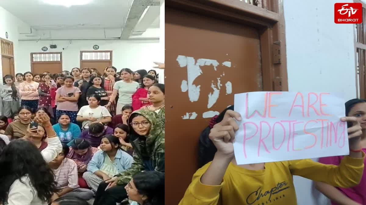 लखनऊ विश्वविद्यालय में हॉस्टल की छात्राओं का धरना.