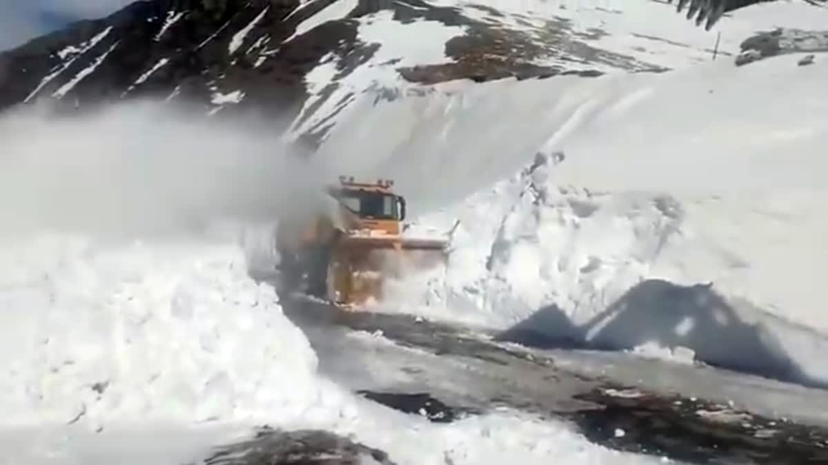 مغل روڈ پر برف صاف کرنے کا عمل مکمل، شاہراہ ٹریفک کے لیے بحال