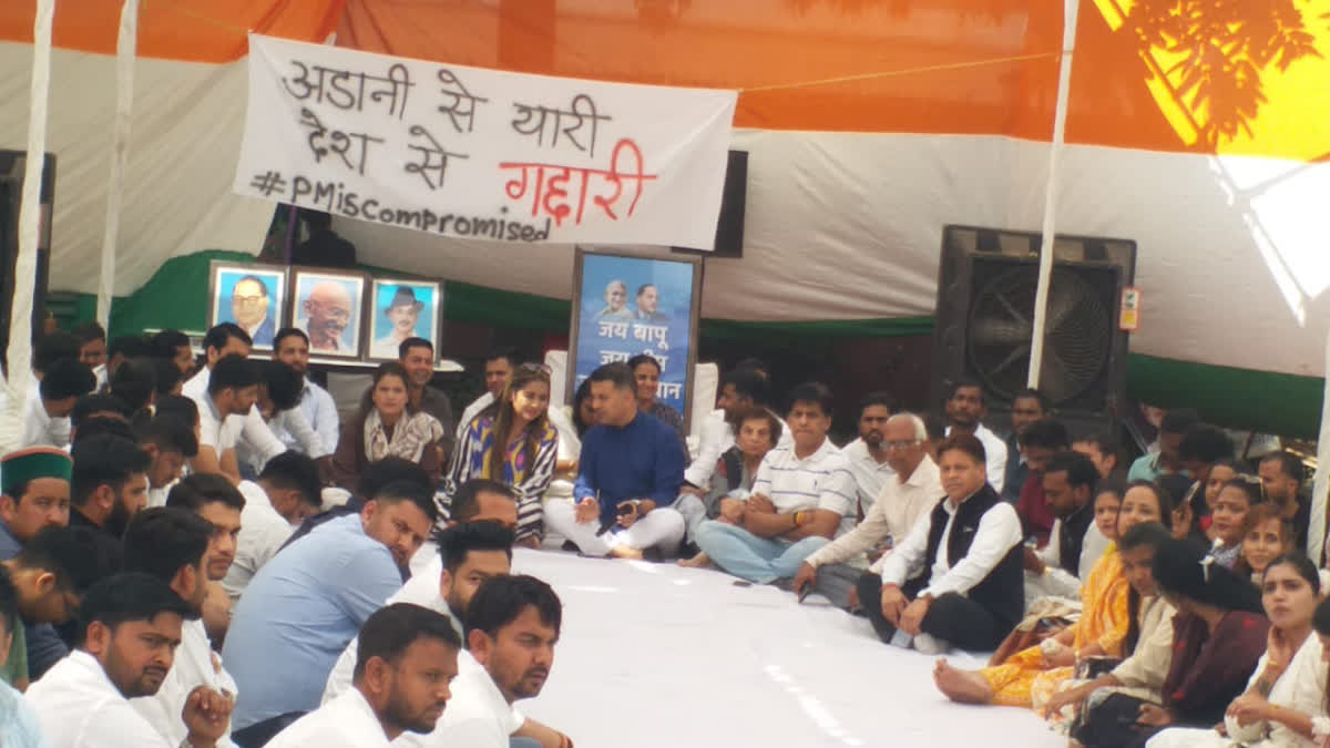 Congress leaders and workers protest at the Youth Congress office on Raisina Road.