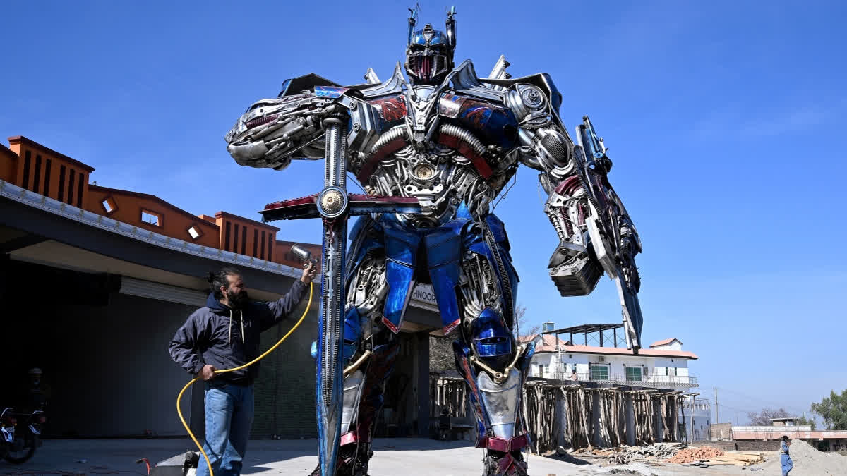 Pakistani Sculptor Turns Scrap Into Colossal Metal Artworks Pakistani Sculptor Turns Scrap Into Colossal Metal Artworks