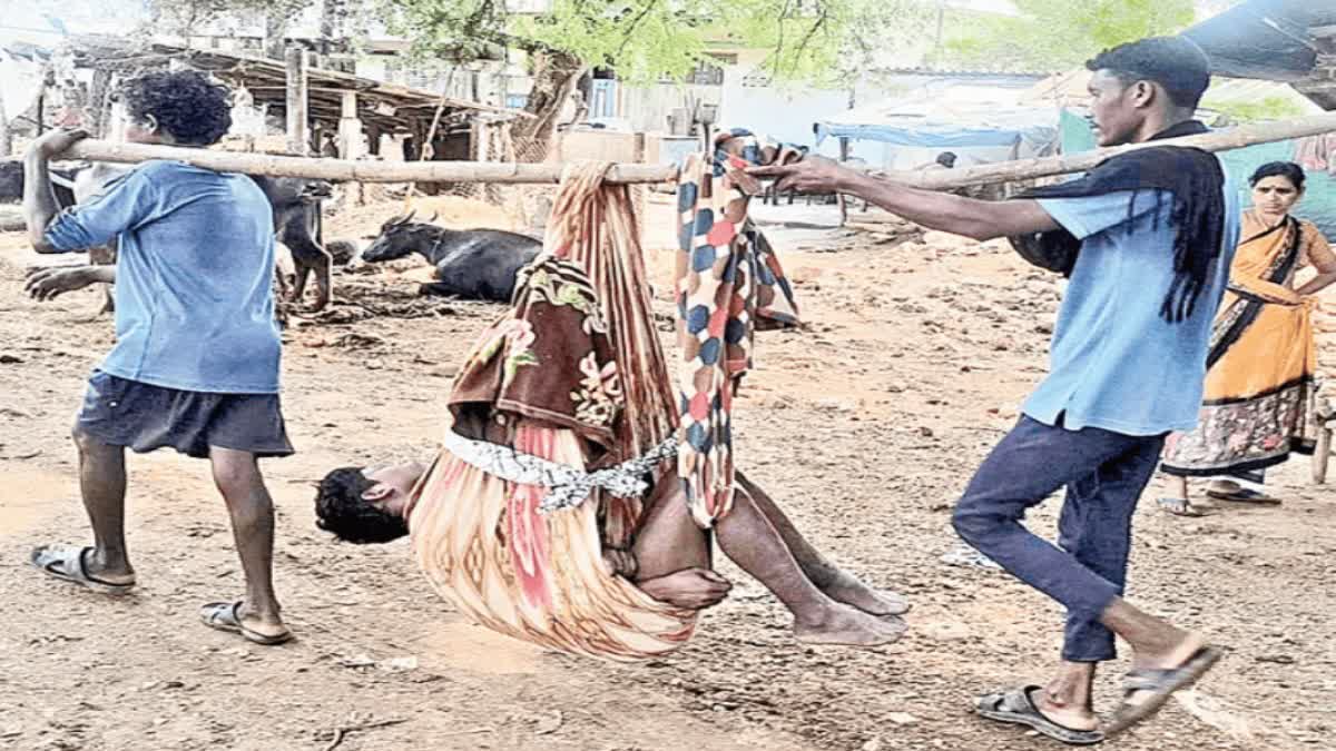 તેલંગાણામાં એક દર્દીને દોરડાથી લટકાવીને હોસ્પિટલ લઈ જવાયો.