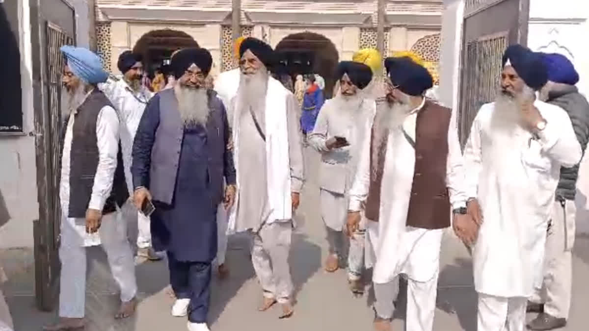 ਸ਼੍ਰੋਮਣੀ ਕਮੇਟੀ ਦਫ਼ਤਰਾਂ ਵਿੱਚ ਪੈਂਟ-ਸ਼ਰਟ ‘ਤੇ ਪਾਬੰਦੀ, ਮੁਲਾਜ਼ਮਾਂ ਲਈ ਪਜਾਮਾ-ਕੁਰਤਾ ਹੋਇਆ ਲਾਜ਼ਮੀ Shiromani Committee offices employees New Dress code