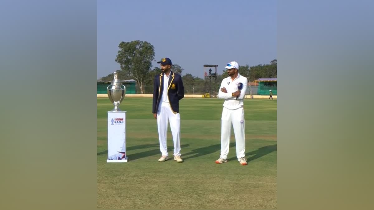 ರಣಜಿ ಟ್ರೋಫಿಯೊಂದಿಗೆ ಕರ್ನಾಟಕ ಮತ್ತು ಜಮ್ಮು ಕಾಶ್ಮೀರ ತಂಡಗಳ ನಾಯಕರು