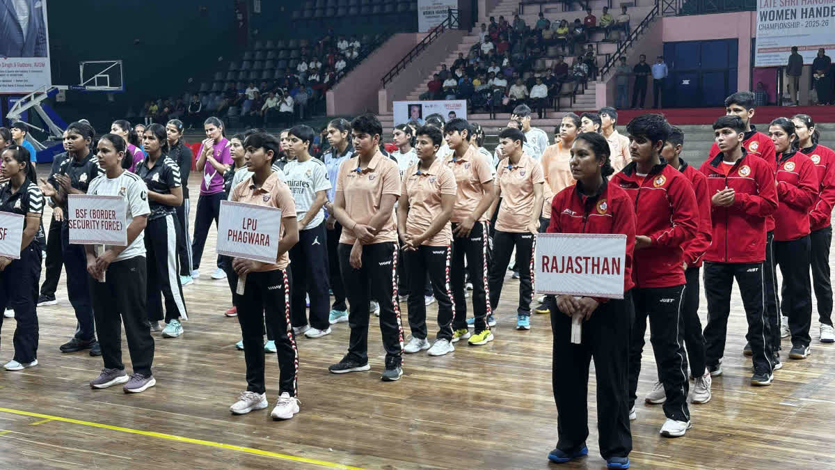 Teams arriving to participate in the championship