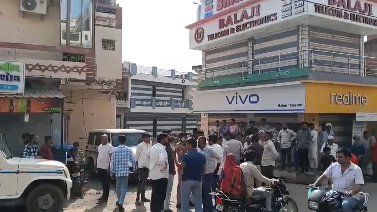 દાહોદ: ફતેપુરામાં ગ્રાહકના બાઈક પાર્કિંગ મુદ્દે પિતરાઈ ભાઈઓમાં બબાલ, એક ભાઈનું મોત