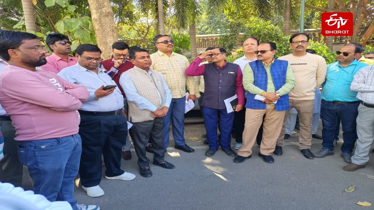 कर्मचारियों ने किया प्रदर्शन.