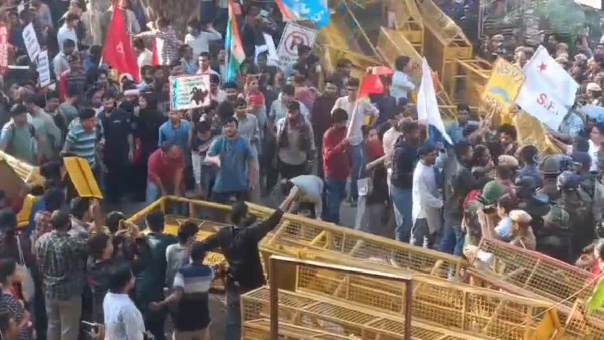 जेएनयू छात्रों का मार्च व प्रदर्शन