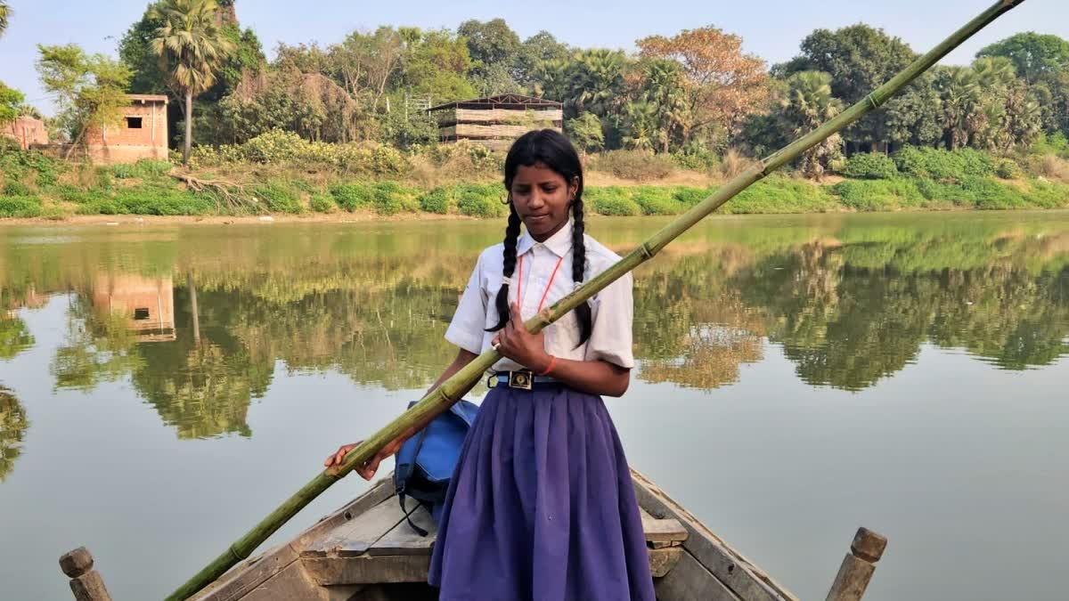 വിദ്യാഭ്യാസം  ബിഹാറിലെ ദുരവസ്ഥ  തോണി തുഴഞ്ഞ് സ്‌കൂളിലേക്ക്  വികസനമില്ലാത്ത ഗ്രാമം
